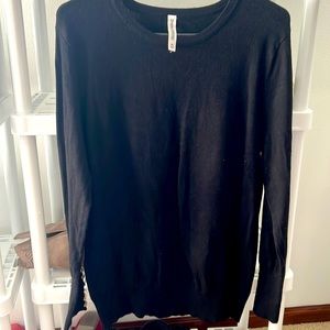 Cute boutique shirt with gold buttons on the sleeve.